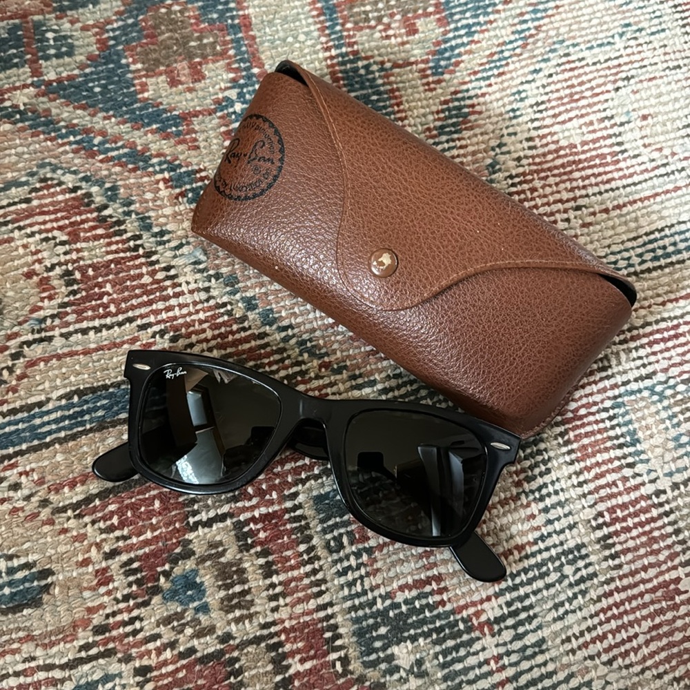 Ray Ban black wayfarer sunglasses